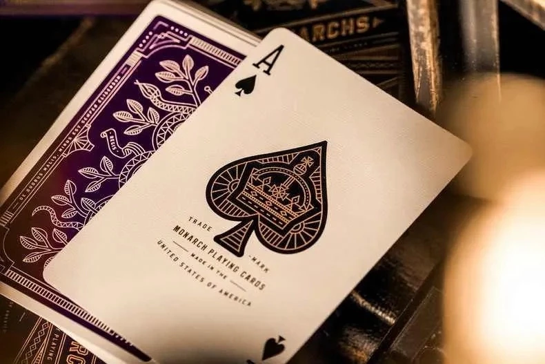 Карты "Theory11 Purple Monarchs"